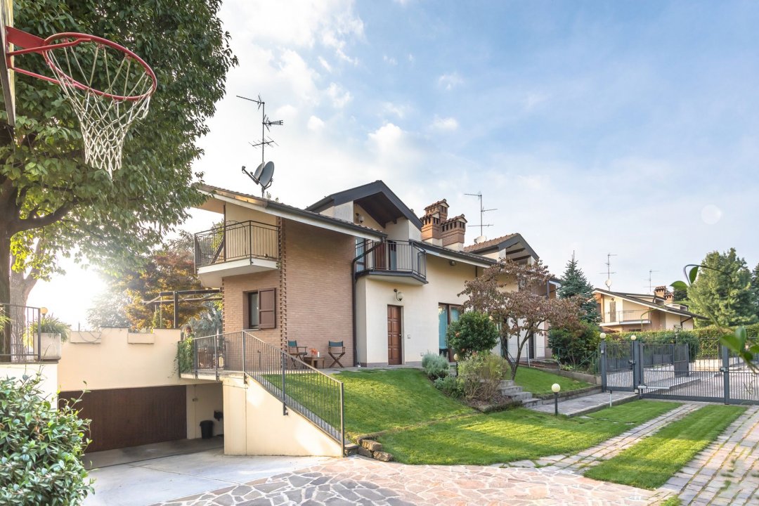 For sale villa in quiet zone Carnate Lombardia foto 1