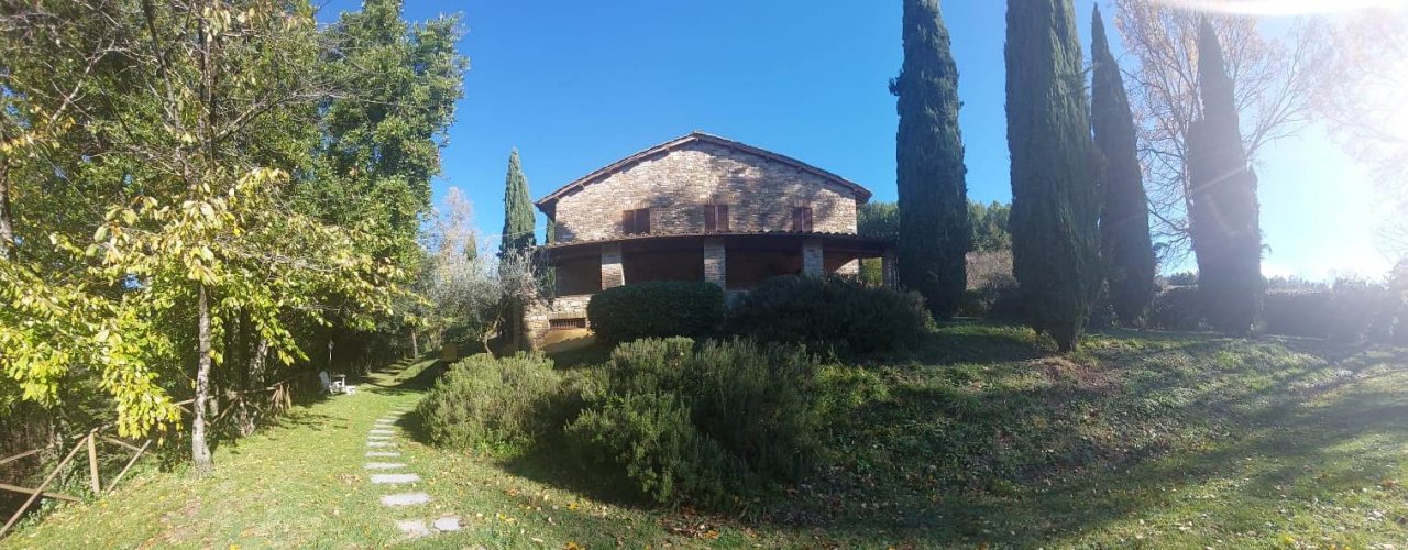 For sale cottage in quiet zone Assisi Umbria foto 1