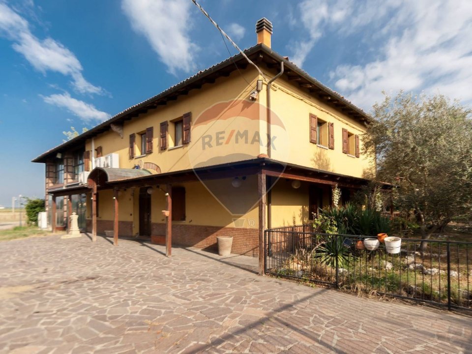 For sale real estate transaction in quiet zone Anzola dell´Emilia Emilia-Romagna foto 1