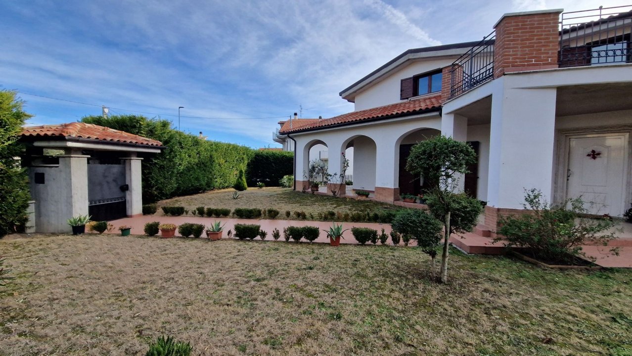 For sale villa in quiet zone Sant´Egidio alla Vibrata Abruzzo foto 21