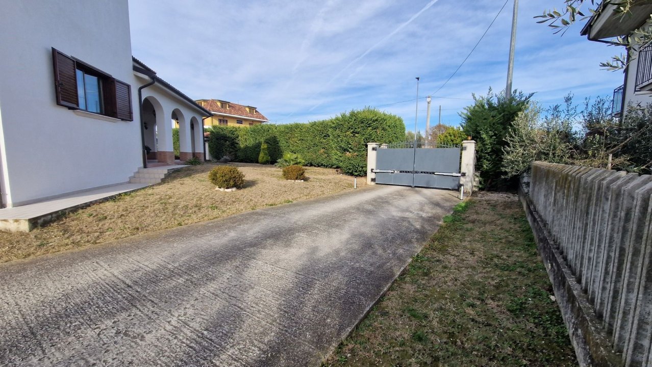 For sale villa in quiet zone Sant´Egidio alla Vibrata Abruzzo foto 45