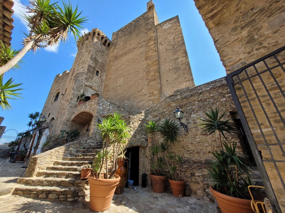 For sale castle by the sea Roseto Capo Spulico Calabria foto 2