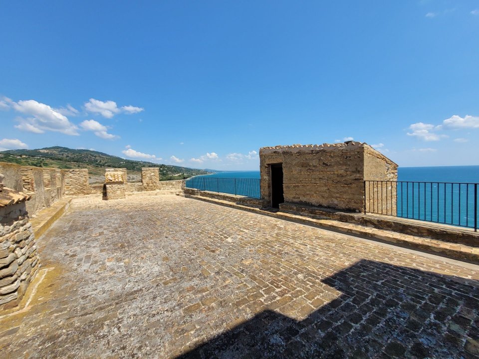 For sale castle by the sea Roseto Capo Spulico Calabria foto 15