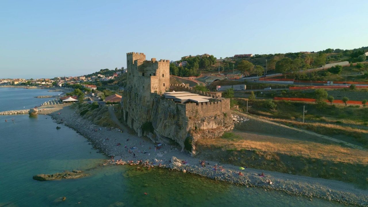 For sale castle by the sea Roseto Capo Spulico Calabria foto 9