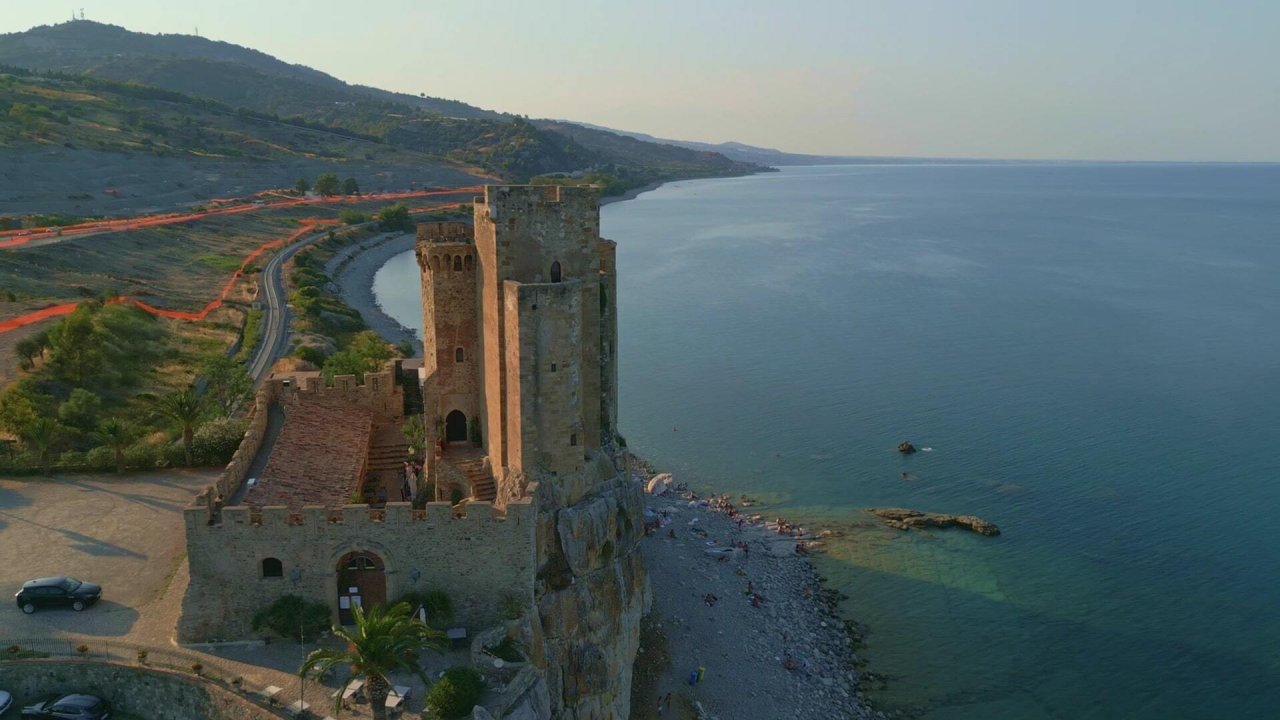 For sale castle by the sea Roseto Capo Spulico Calabria foto 10