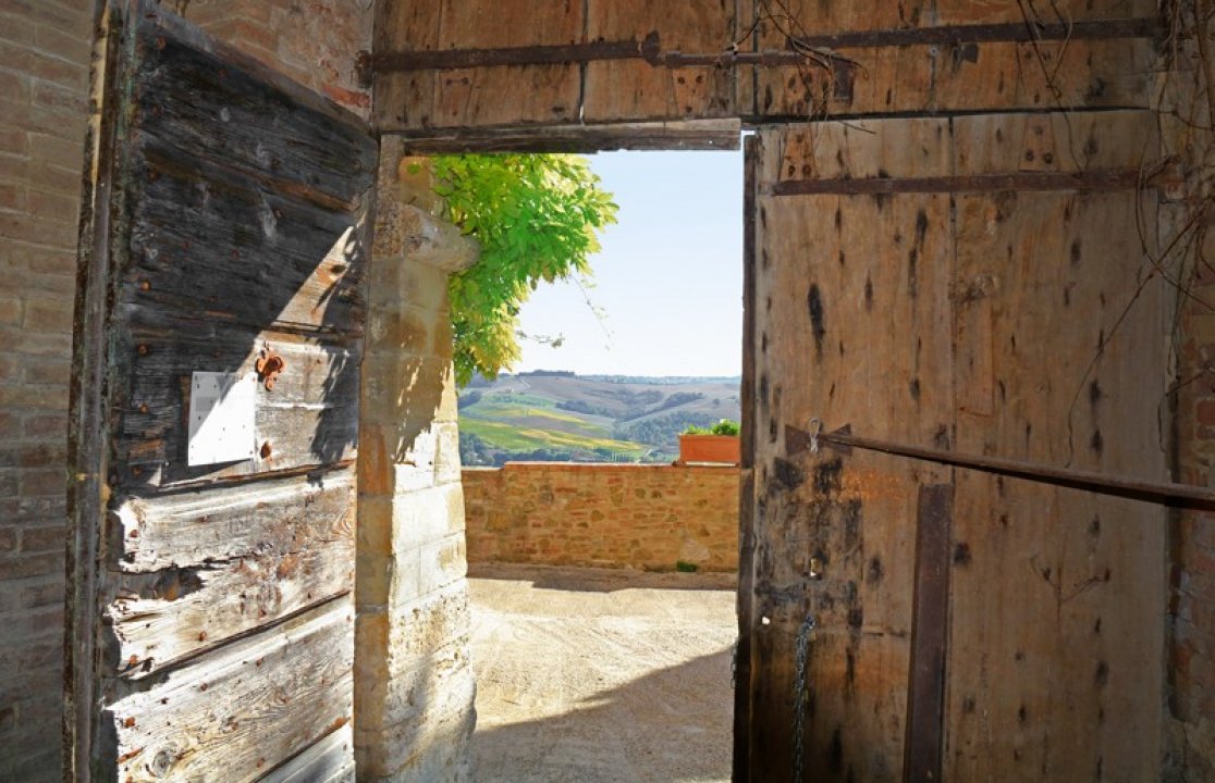 For sale castle in quiet zone Montalcino Toscana foto 10
